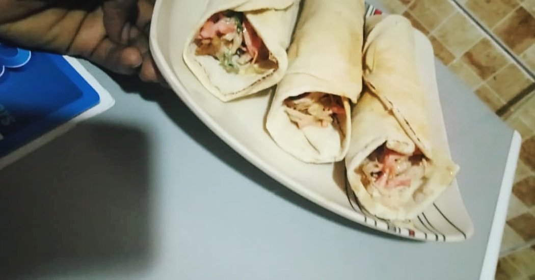 Shawarma is available for ur consumption guys, very crispy and yummy, we ain't stingy with the chicken either. DM to.order. #AbujaTwitterCommunity #AbujaTwitterCommunity #Abuja @ItsFoodPorn @Abujaeats @SocialAbuja @abujafoodie @abujafoods