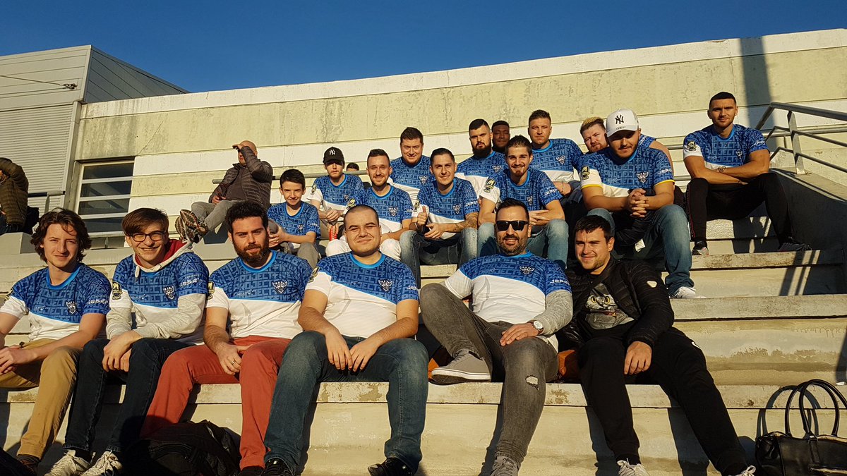 Oula la <a href="/Project5_Esport/">Project 5 Esport</a> Et notre équipe @AthleticoEsport en train de regarder l'@AthleticoMars avec nos super nouveaux maillots🤩 ! 
Un grand merci à <a href="/Akka_Esports/">Akka e-Sports</a> pour la nouvelle collection qui est vraiment de qualité 😎 ! La maquette arrive !
