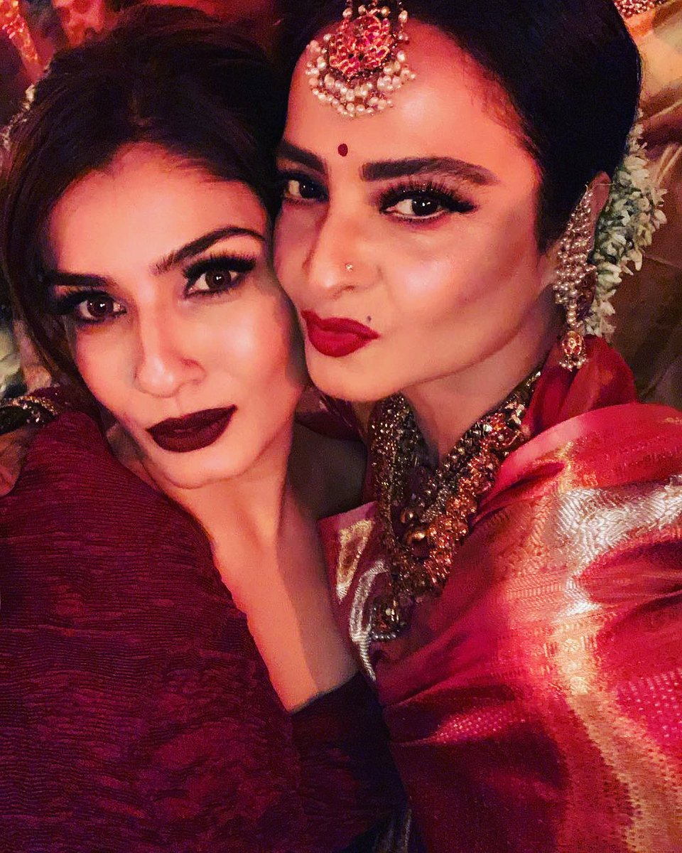 TheRekhaFanclub's tweet photo. The #pout #legacy continues & #howwww โฅ๏ธ #tradition . The #ever ever gorgeous #Rekha ji with #raveenatandon
โฅ๏ธ๐๐๐ https://t.co/oWlyQo1J4I