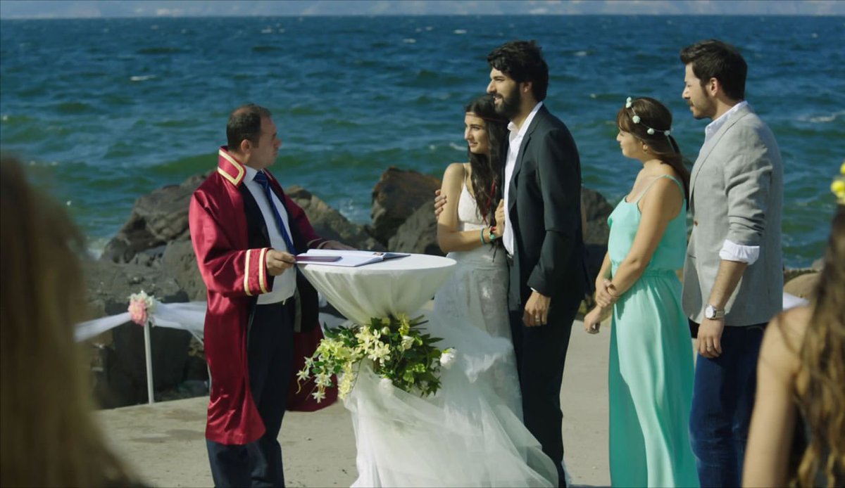 Tele_Audiencias's tweet photo. Audiencia ESPAÑA 🇪🇸
Viernes 21/12/18

🏆 #AmorDeContrabando 602.000
2⃣ #SilaES 527.000
3⃣ #ElZorroLaEspadaYLaRosa 393.000 y 310.000
4⃣ #KaraSevda 317.000 y 304.000
5⃣ #ElCuerpoDelDeseo 314.000
6⃣ #AQueNoMeDejas 281.000
7⃣ #EzelES 262.000
8⃣ #BellaCalamidades 247.000 y 237.000 https://t.co/FFRZXAzPht