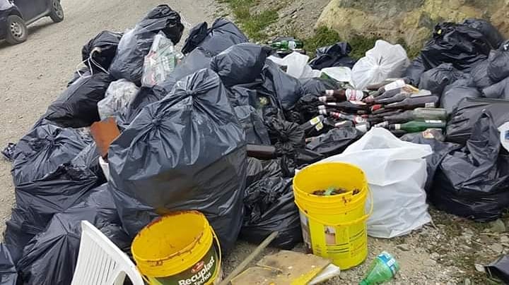 ceuntdf_feuf's tweet photo. #LimpiezaPlayaLarga iCPA
#FEUF
Gracias a quienes se sumaron!
Junto a mas de 15 compañeras y compañerod compartimos la jornada de limpieza en Playa Larga.
A partir de la propuesta de estudiantes del ICPA logramos juntar mas de un volquete de residuos, en su mayoria botellas. https://t.co/nQwzDtJwpZ
