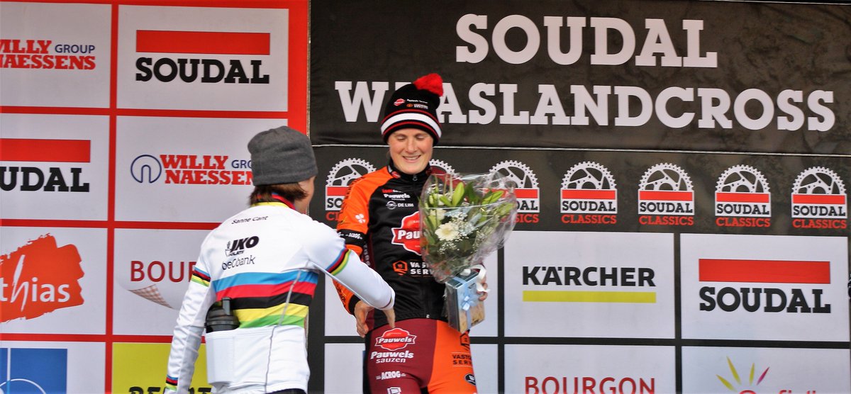 Sanne en Loes strijden voor de zege, grootmoeder kookt ... mooi interview via veldritkrant.be/interviews/201…