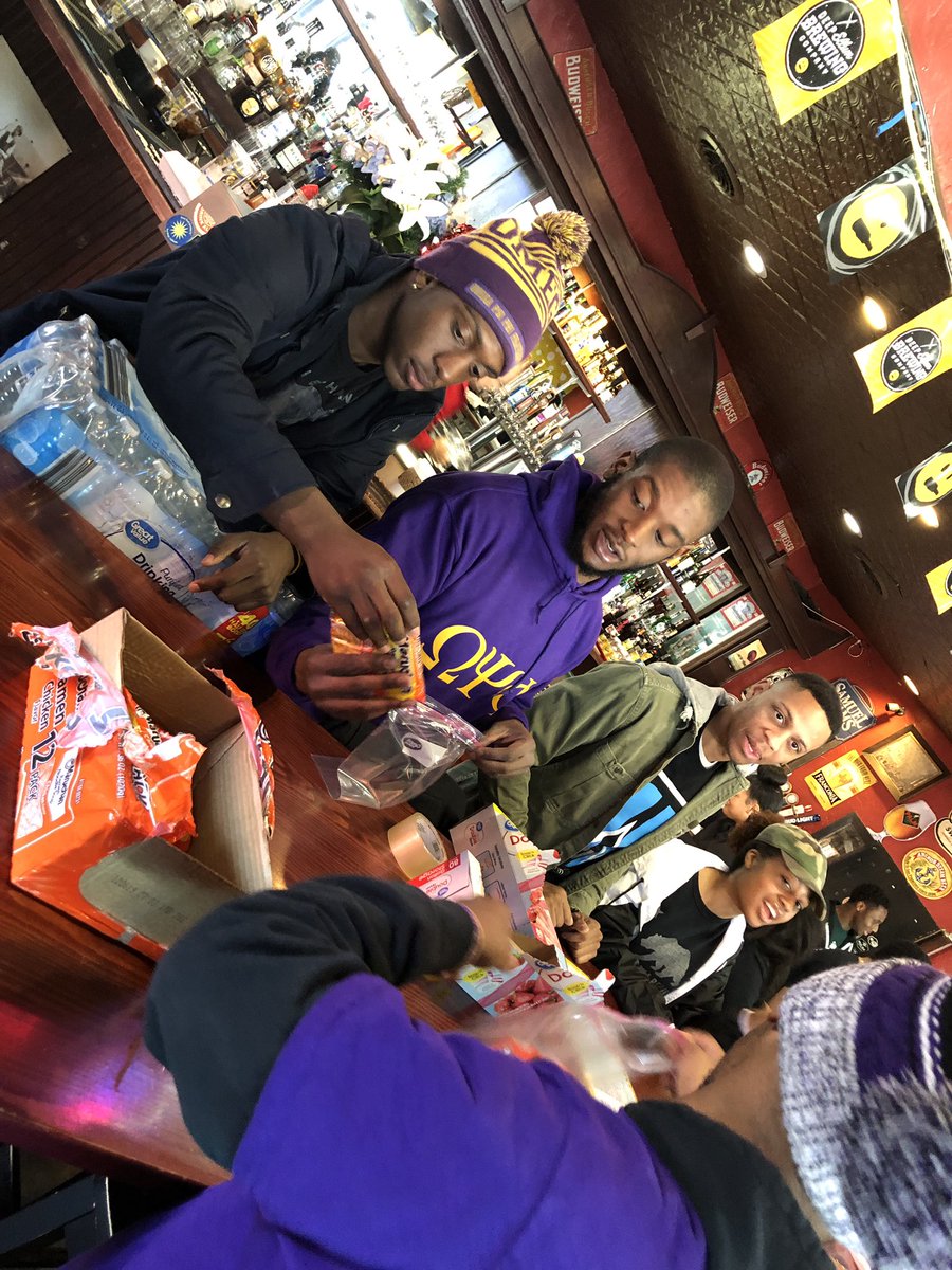 PhiGamma_Ques's tweet photo. UPLIFTING the community this morning with some service. BE OWT young Dawgz. #hungerdrive #service #Beablessingtothenextperson https://t.co/Ib1UezGkKV