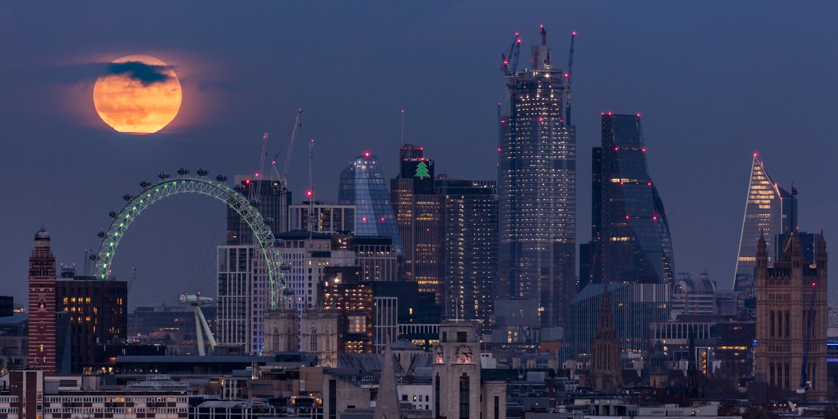 London_Rooftops's tweet image. Evening London! Here's tonight's xmas full moon, captured at 4:20pm. @standardnews @BBCLondonNews @itvlondon Seasons greeting and love to one and all from London from the Rooftops