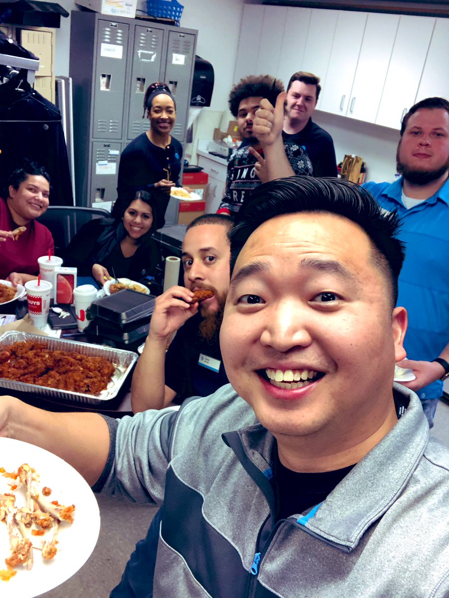 hoonign24's tweet photo. Holiday lunch at The Ranch after our 2x1!! #WeHungry #Wings #GetInMyBelly #HappyHolidays #CadiRanch #DubC #CantStop #WontStop #PostTheMost #Regulators #Mountup https://t.co/Rq6ovwjxL8