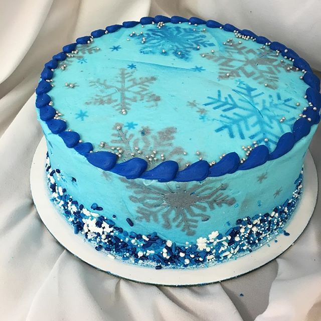 LarrysHouse's tweet photo. Let it Snow, let it Snow, let it Snow ❄️ •
•
•
•
•
#snowflakes #letitsnow #snowflakecake #icing #buttercream #larryshouseofcakes #cake #cookies #brownies #cakedecorating #bakery #baking #specialtycakes #tiercakes
#carbondale #cupcakes  #marion #l… https://t.co/S1BCoDoieH https://t.co/6D3hH46MuI