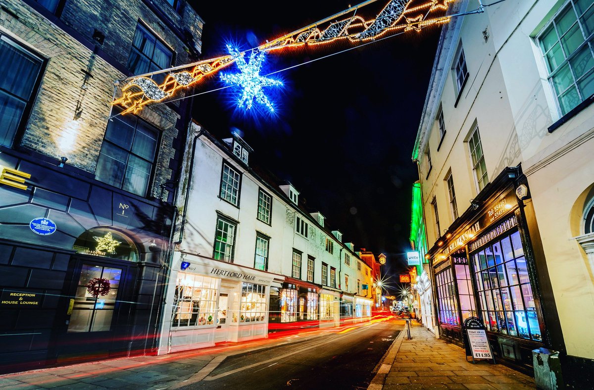 Xmas lights #hertford #streetleaks #streetshooter #streettogs #streetgrammers#streetphotomag #streetphotographers #street_photography#loves_street #storyofthestreet #myfeatureshoot#lensculturestreet #thestreetphotographyhub#streetmagazine