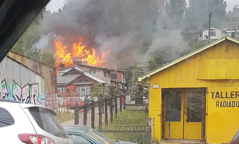 Cuarta_Cbc's tweet photo. #INCENDIO
Siendo las 16:17 hrs, se da alarma de 10-0-1 posterior alarma de incendio, en sector Pedro Montt 2 con Galvarinos Riveros Norte, avanzando al lugar las unidades 
B-2 B-3 Bx-3 B-4 B-5 R-4 y K-1.

04 Casas damnificadas mas un quincho. https://t.co/pGhoRhHaol