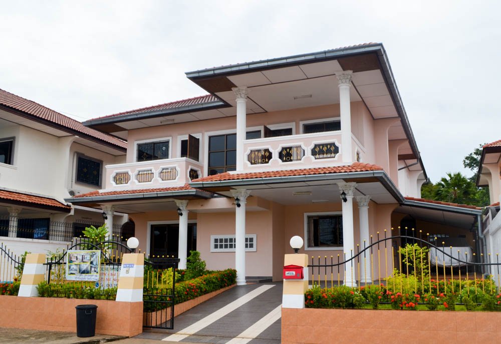 BuzzinPattaya's tweet photo. This extremely well-presented house sits the top of a very nice village on Soi Khao Talo with views over the city from the bedroom balcony. #pattaya #city #house #forsale #soikhaotalo #realestate #familyhouse #twostorey #bargain #price #invest #property https://t.co/UJBcqV02LK https://t.co/4GFchwma2r