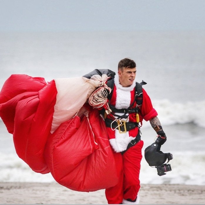 RedDevilsOnline's tweet photo. The real Santa hitting Cocoa Beach, Florida π
#Suspicious #LegitTheRealSanta #RedDevilsFreefallTeam > 100% not Red Devils Pte Cameron Clark β±βοΈπ #MerryChristmas #AirborneSanta #Florida #America #USA https://t.co/WKZbJkeDrl