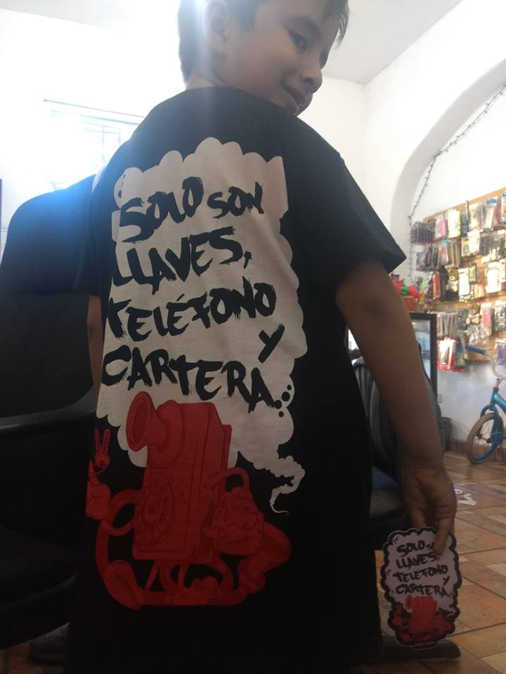 stephieniice's tweet photo. @LngSHT mi hermanito desde pequeño sabe de musica, me pidio que le comprara cosas de la de ''llaves, telefono y cartera''  uffas https://t.co/dWGXO5rlNz