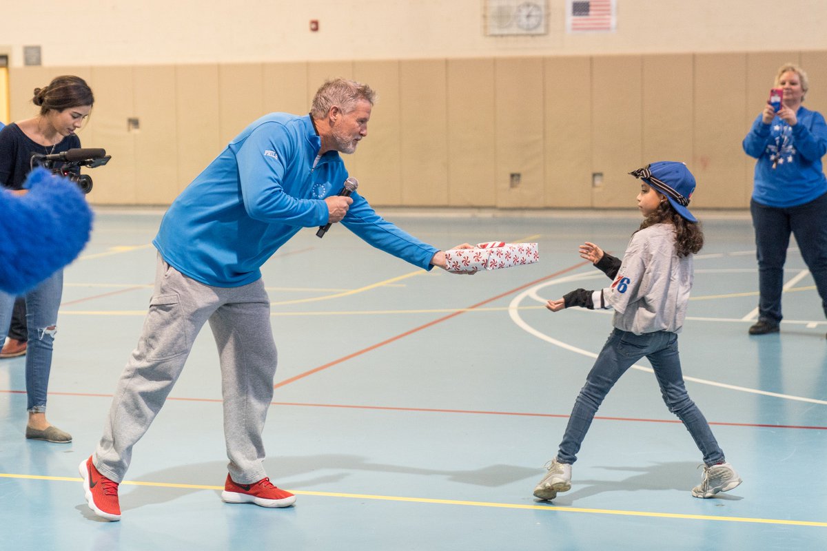 sixers's tweet photo. The team spent the afternoon with 20 kids at @BGCCamden to spread some holiday cheer during the #SeasonOfGiving

📸https://t.co/e7EeIrb4cx | #HereTheyCome https://t.co/7FviIAySFE