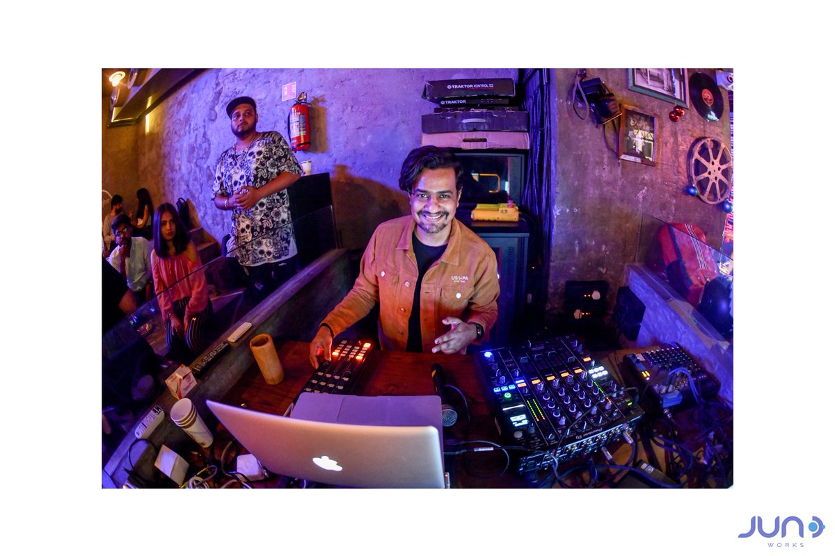 Juno_Works's tweet photo. When you get payment on time you have this smile on face 🤪😊
•
@SoundAvtar live at @SocialOffline Pune Vimanagar
•
#soundavtar #live #dj #unmute #artist #party #hiphop #shootlife #gig #social #pune #vimannagar #socialoffline #work #aftermovie #neofox #junoworks https://t.co/NyD1mrMhwY