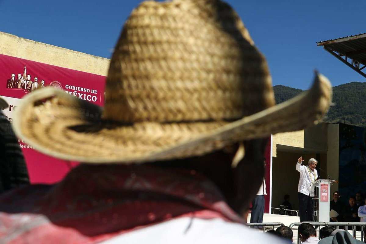 lopezobrador_'s tweet photo. Anunciamos que conectaremos a comunidades y Pueblos Originarios de Oaxaca con la pavimentación de más de 5 mil kilómetros de caminos hacia cabeceras municipales y otros poblados. https://t.co/YNTxdm8zyK https://t.co/Zk93xSkYe4