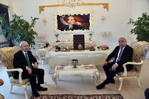 SavunmaEkseni's tweet photo. Erzurum'un CHP'li Çat Belediye Başkanının makam odasıymış burası. 

Türkiye'nin yönetim merkezleri olan Külliye ve TBMM çok daha sade @kilicdarogluk 

Düşünün; CHP'li bir ilçe belediyesi bu kadar şatafat ve israf yapıyorsa bu zihniyet iktidar olsa neler yapar neler! https://t.co/nInKk9uWg3