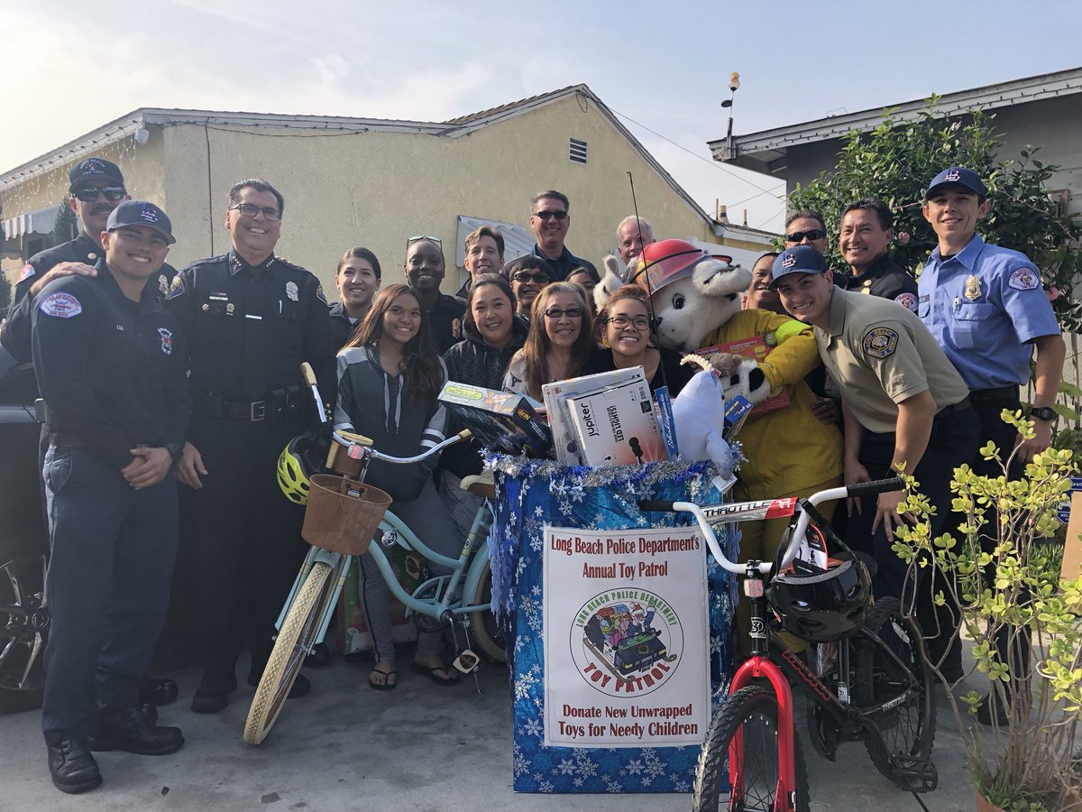 LBPD's tweet photo. Toy patrol or bike patrol? ππ Smiles all around with the Siquid Family!! #LBPCares #ToyPatrol #LongBeach #LBPD https://t.co/l7NB4NAr3Z