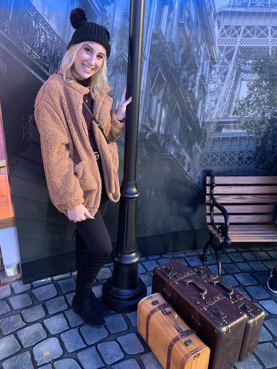 Julia_giannini's tweet photo. #discovermoremagic home away from home! @ATT brought Harry Potter to Chicago! https://t.co/Ocpc3Q01Fz