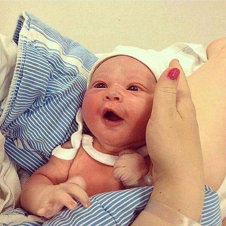 Фото мальчика который впервые услышал. Новорожденный реагирует на звук. Слышу голос мама. Глухие и слабослышащие. Мальчик впервые услышал звук.