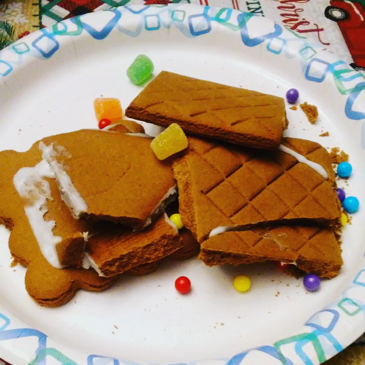 Kelley_Burke's tweet image. I made a gingerbread house! So proud. #masterofarchitecture #merrychristmas