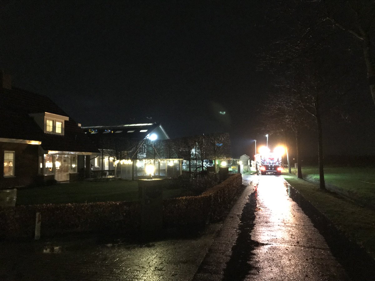 BertKrale's tweet photo. Ook op momenten dat de meeste mensen lekker bij de warme kachel zitten  werken de mensen van de brandweer aan onze veiligheid en helpen ze in  weer en wind bij het bestrijden van branden #vrijwilligers #punthorst https://t.co/AZEpB9507V