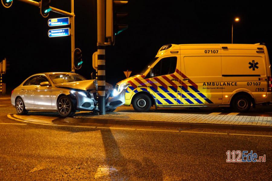 🚨 Auto met gezin botst tegen verkeersmast in #Ede 112.press/QvBKPw 112Ede https://t.co/lmra3jgrUg