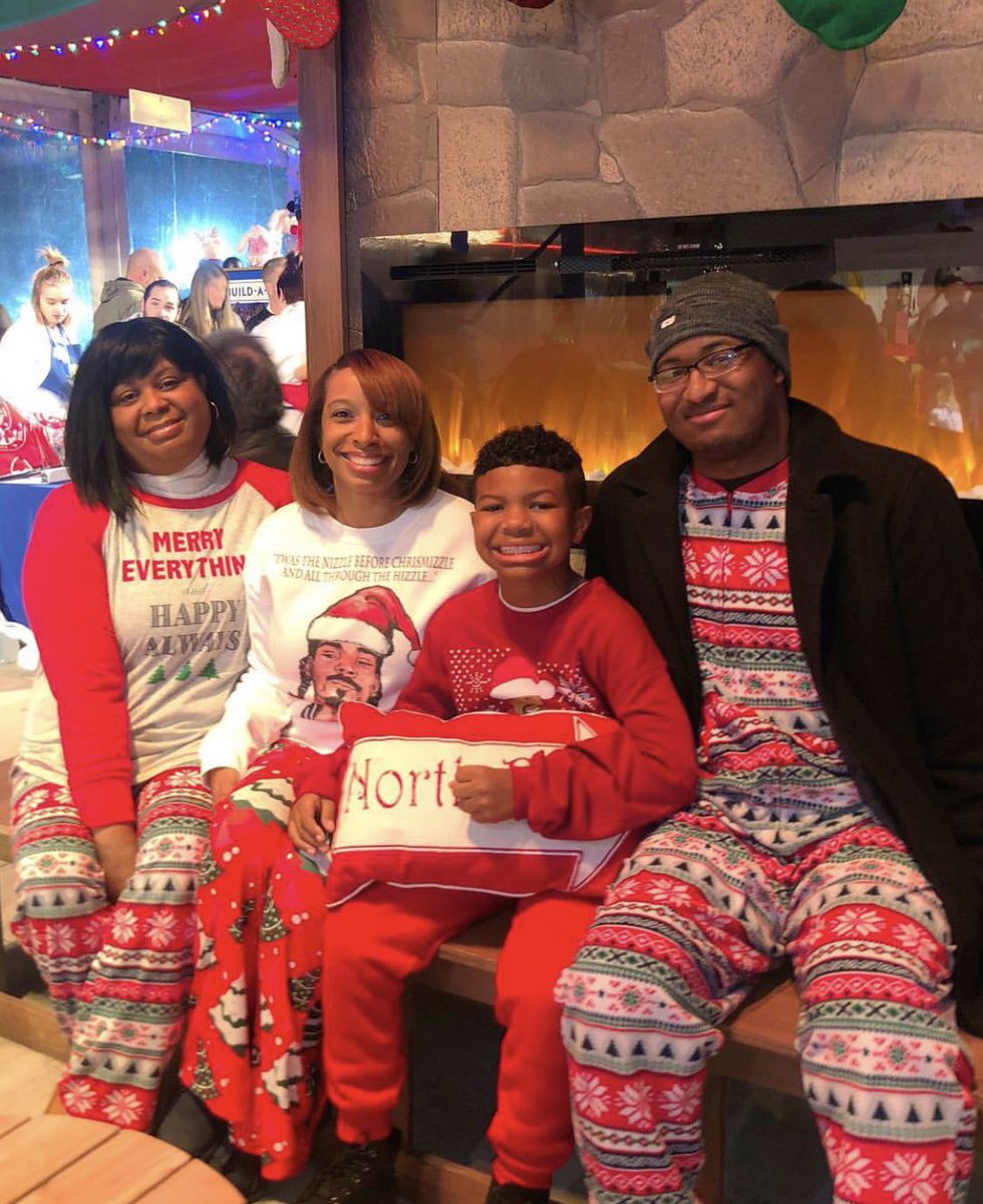 Stayin’ warm by the fire in our PJs before we go to The North Pole 🎅🏽

📸: @kholmesrx