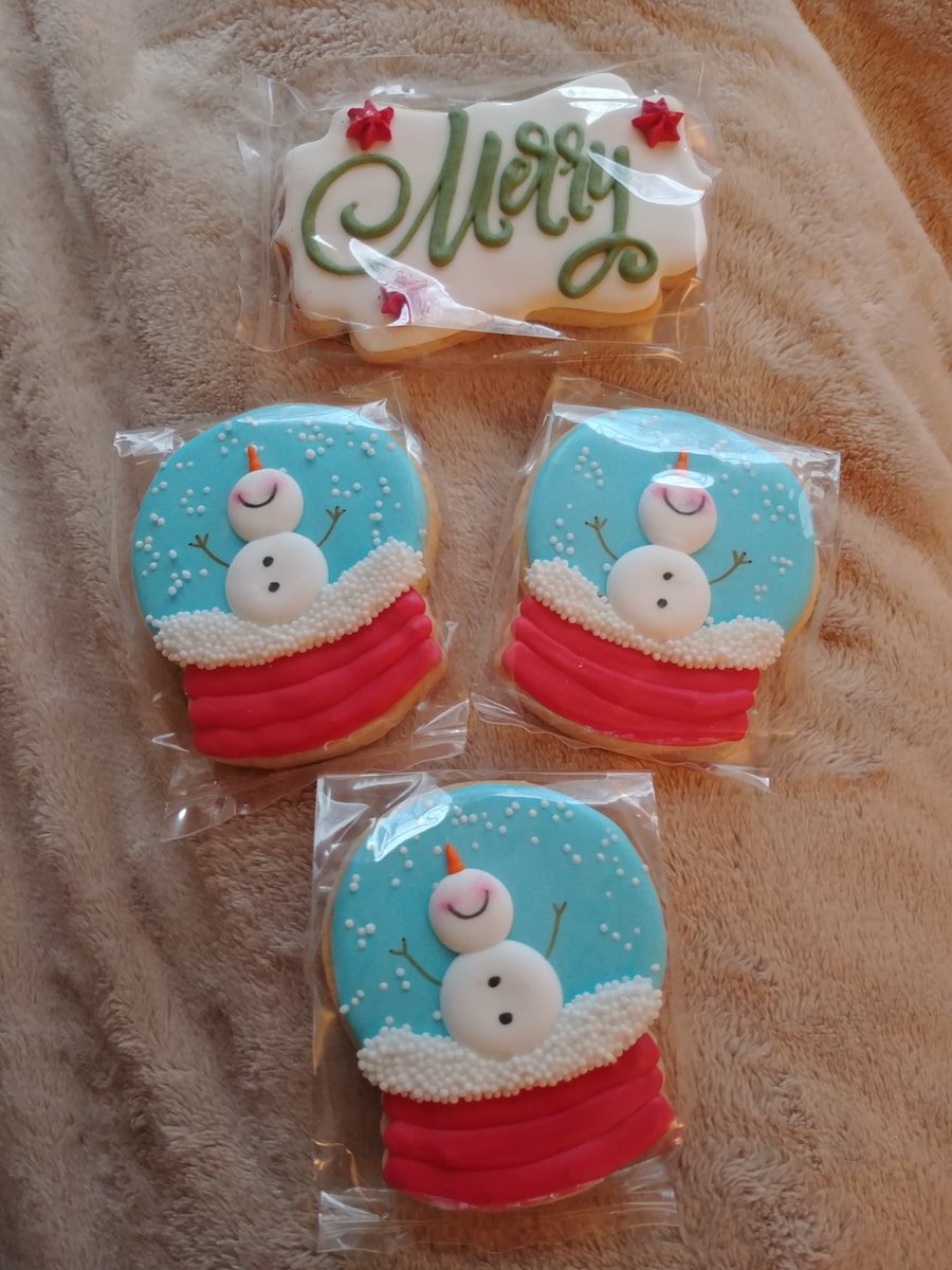 JodesJots's tweet photo. Picked up some of Laura's @SweetHandmade1 cookies at the Bradford (ON, Canada) Farmer's Market today. Each one is a work of art it is almost a shame to actually eat them. But when you do they are so good! #ChristmasCookies #AlmostTooPrettyToEat https://t.co/Vbw5XOCJmU