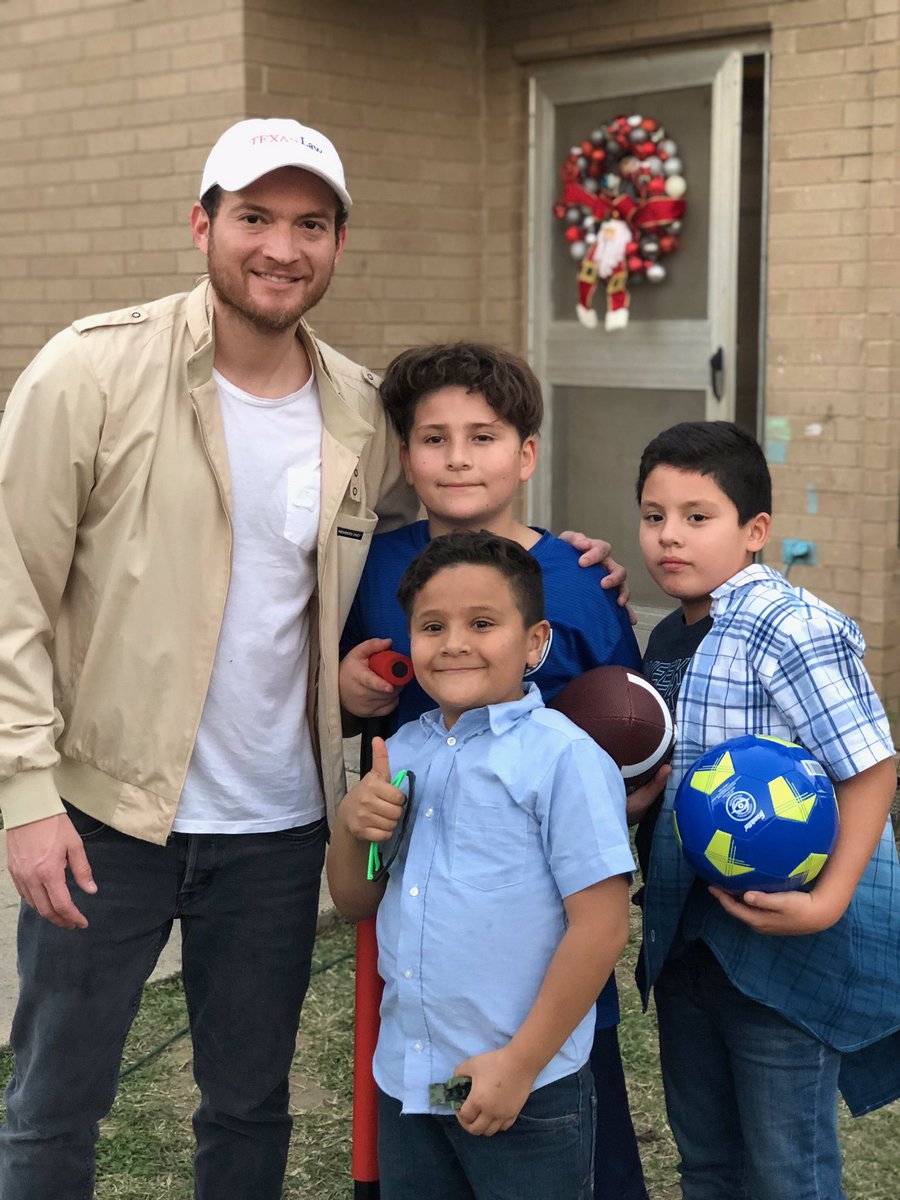 housing_la's tweet photo. 🎄☃️Our 1st Letters to Santa Toy Giveaway🎄☃️ Such a great success, thanks to all of our sponsors🙏 @RepLongoria Thank you for going the extra mile and walking our streets🙏 God Bless and Merry Christmas 🙏🎄 https://t.co/TI7izdB0Fl