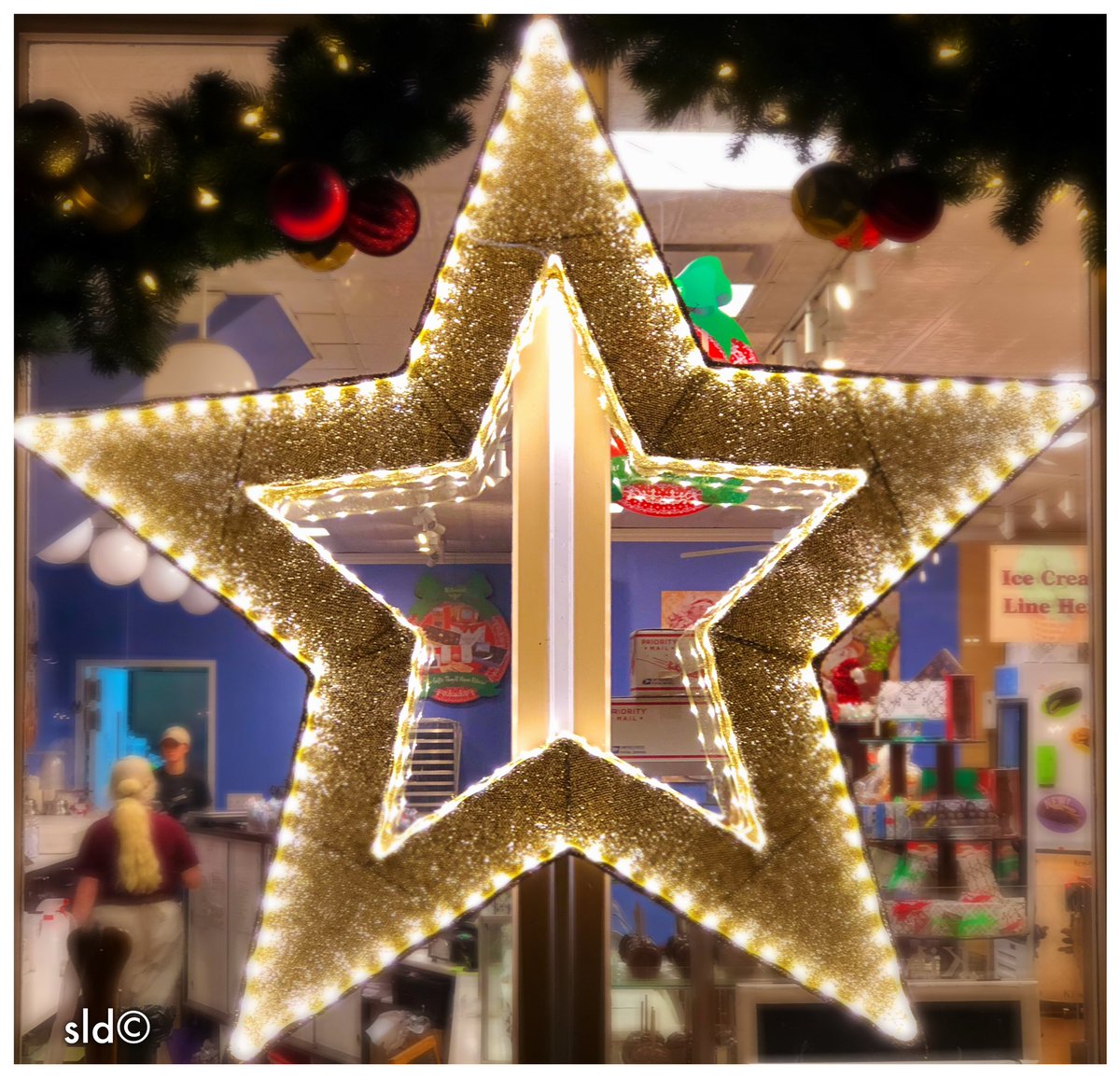 StevenDycus's tweet photo. Looks like #FranklinTN has earned another well deserved honor — All-Star Award hanging in Main Street shop window! #AllStar #Kilwin’s @localguides @yourtake @DwtnFranklinTN @visitfranklin https://t.co/OCnO9r9iiN