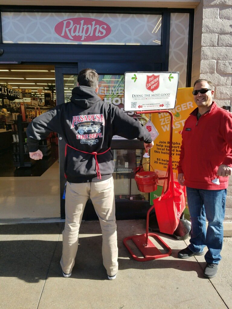 PasadenaFD's tweet photo. Jon Trautwein, our Deputy Chief &amp; Salvation Army Board Member is joined by his son as they ring the bell for a good cause at Ralph’s on So. Lake Ave. Stop over and wish them happy holidays? https://t.co/wdF2ypJRIT