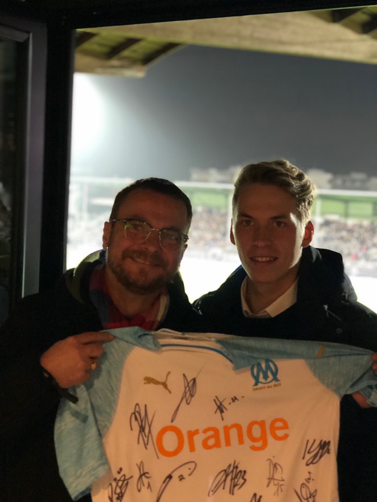 Un invité de marque dans notre loge ce soir lors de #SCOOM ! Merci du cadeau mon <a href="/Romain_Cgn/">Romain Cagnon</a> !! Vive le <a href="/AngersSCO/">Angers SCO</a> et vive <a href="/OM_Officiel/">Olympique de Marseille</a> !! Bref, vive le #football ! <a href="/philippelaurend/">Laurendeau Philippe</a> et merci à « papa » <a href="/ClaudeCagnon/">Claude Cagnon</a> !