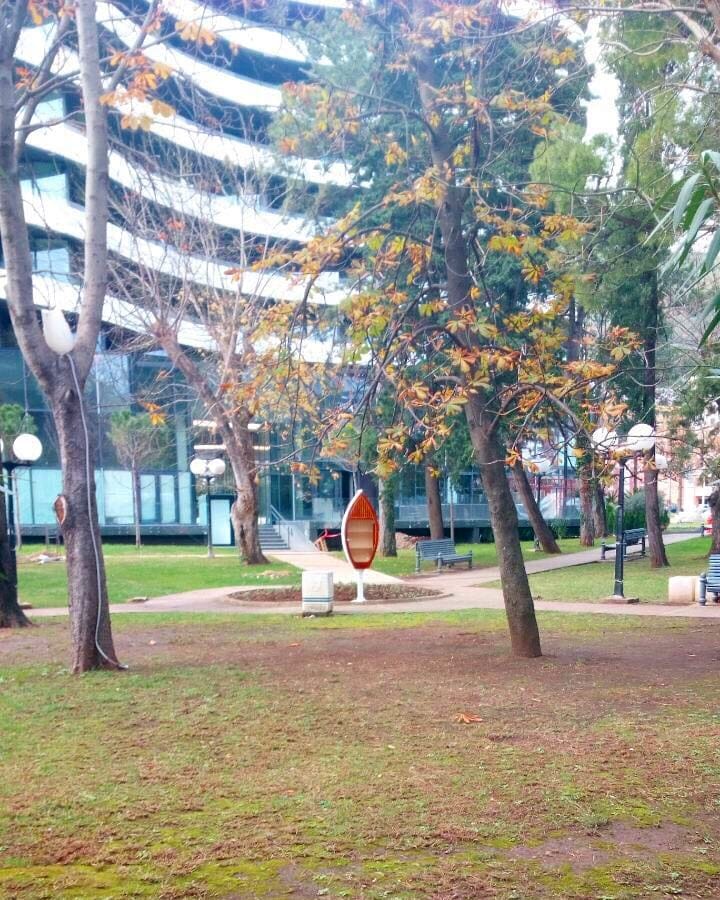 FondacijaBudva's tweet photo. I u pretprazničnom periodu nastavljamo sa radom - još jedna biblioteka na otvorenom je postavljena u našem gradu! 😉 #Budva #BudimoGrad https://t.co/uWeYz0Mn9J
