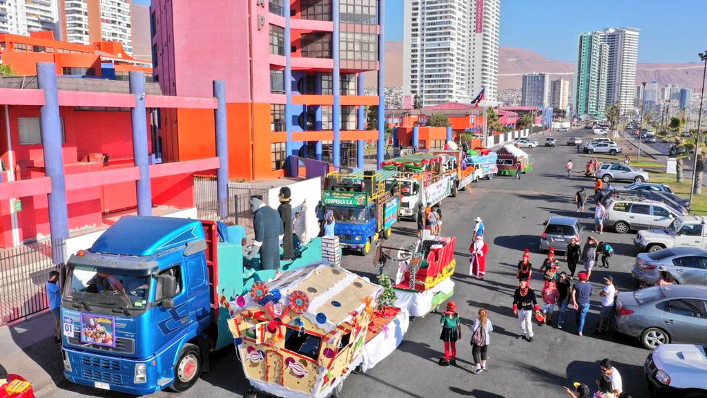 Gore_Tarapaca's tweet photo. ¡Ya llegó la #NavidadMágica a #Iquique! 🎅🏻

Los niños y niñas de #Tarapacá ya disfrutan del show infantil y esperan la llegada del desfile de carros navideños. 😀 https://t.co/ropIvz6Fa8