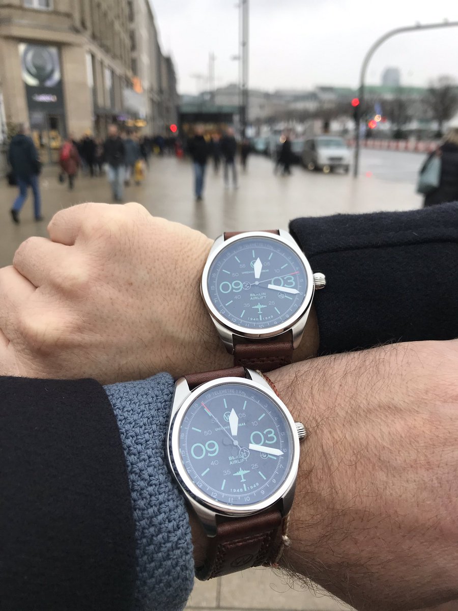 Noch kein Weihnachtsgeschenk? Wie wäre es mit dem Modell „Luftbrücke Berlin“ aus der ersten Armbanduhren-Kollektion des <a href="/UhrenwerkWeimar/">Uhrenwerk Weimar</a> ? Hier bestellen: weimar.watch
