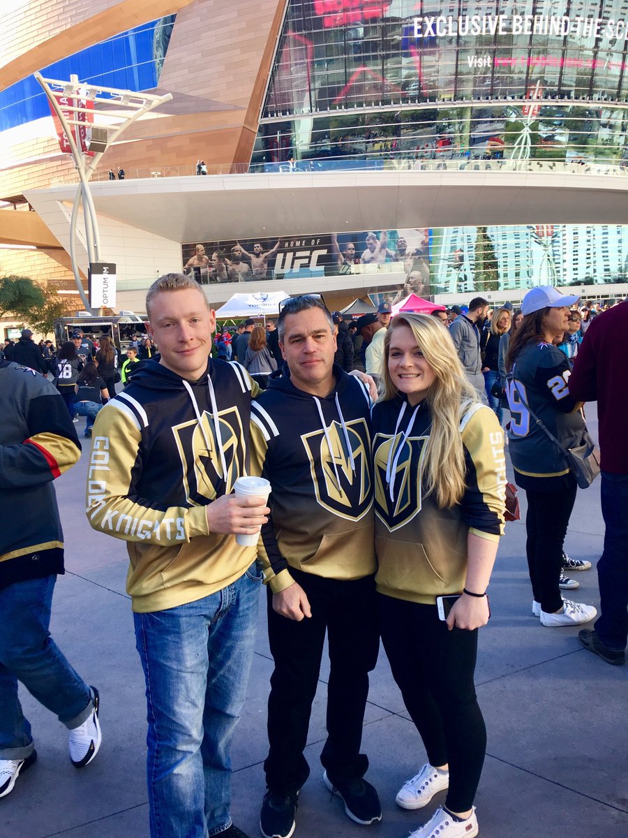 JulieMurray123's tweet photo. Game two! Best Christmas gift for these Oregonians. ❤️ Knights #knights @GoldenKnights https://t.co/w8b52ie9UW