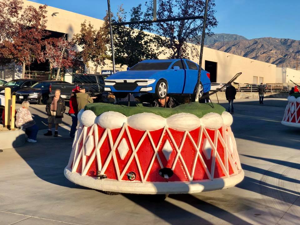 RoseParade's tweet photo. From Burbank to Irwindale, it's a very busy weekend around town leading up to the 2019 Rose Parade! Our floats are not possible without the thousands of volunteers lending their time and help. Thank YOU for making the #RoseParade a community tradition year after year! https://t.co/BPAGCeMFSy