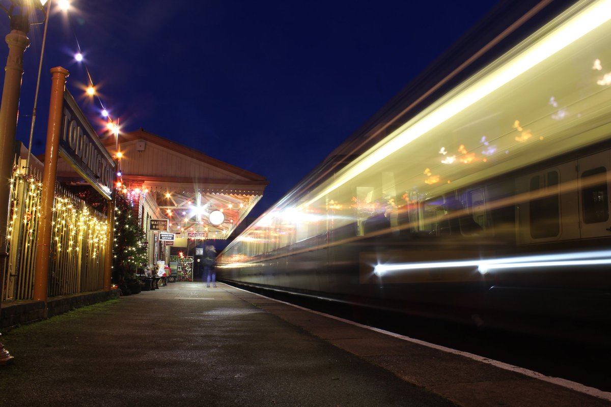 tomclarke50049's tweet photo. After finishing it's turns on the @GWSR Railcar Santa Specials, the Class 117, formed of W51363, W59510 and W51360, rests at Toddington before moving off to the yard.
22/12/2018
@Leyland680 @GWSRDiesels @RailwaysToday @SteamRailway https://t.co/xosTRgb97F