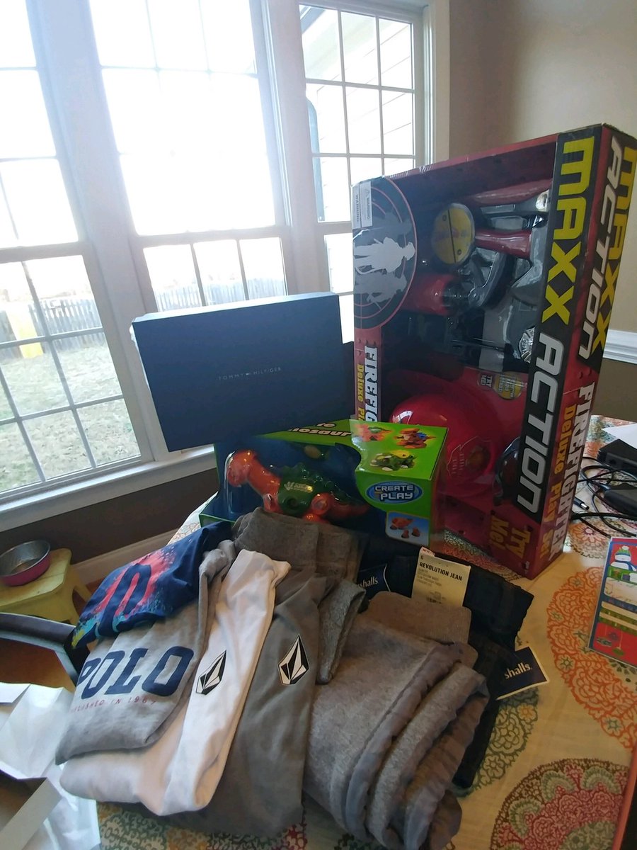 FvhsNhs's tweet photo. Merry Christmas, nhs!❤️🎄We were able to drop off toys at MMIA thanks to your generosity, and raised $640 at the pancake breakfast that went back to a local family in Holly Springs as well as purchased toys for children in WakeMed. THANK YOU!💗 https://t.co/yJkQ7MtguQ