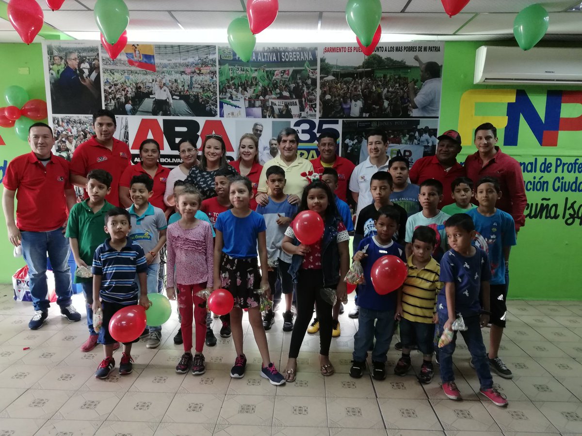 cncaba's tweet photo. Agasajo navideño para nuestros Estuvieron presentes 2 grandes lideres Dr. @fernandovicunai Presidente del FRENTE NACIONAL DE PROFESIONALES y el ab @Juanchaveza59Ba 
Que el nacimiento de nuestro NIÑO JESUS llene nuestros corazones ❤️🤩❤️ felices fiestas 🎊🎊🎉🎉 https://t.co/CGEXRvF4XN