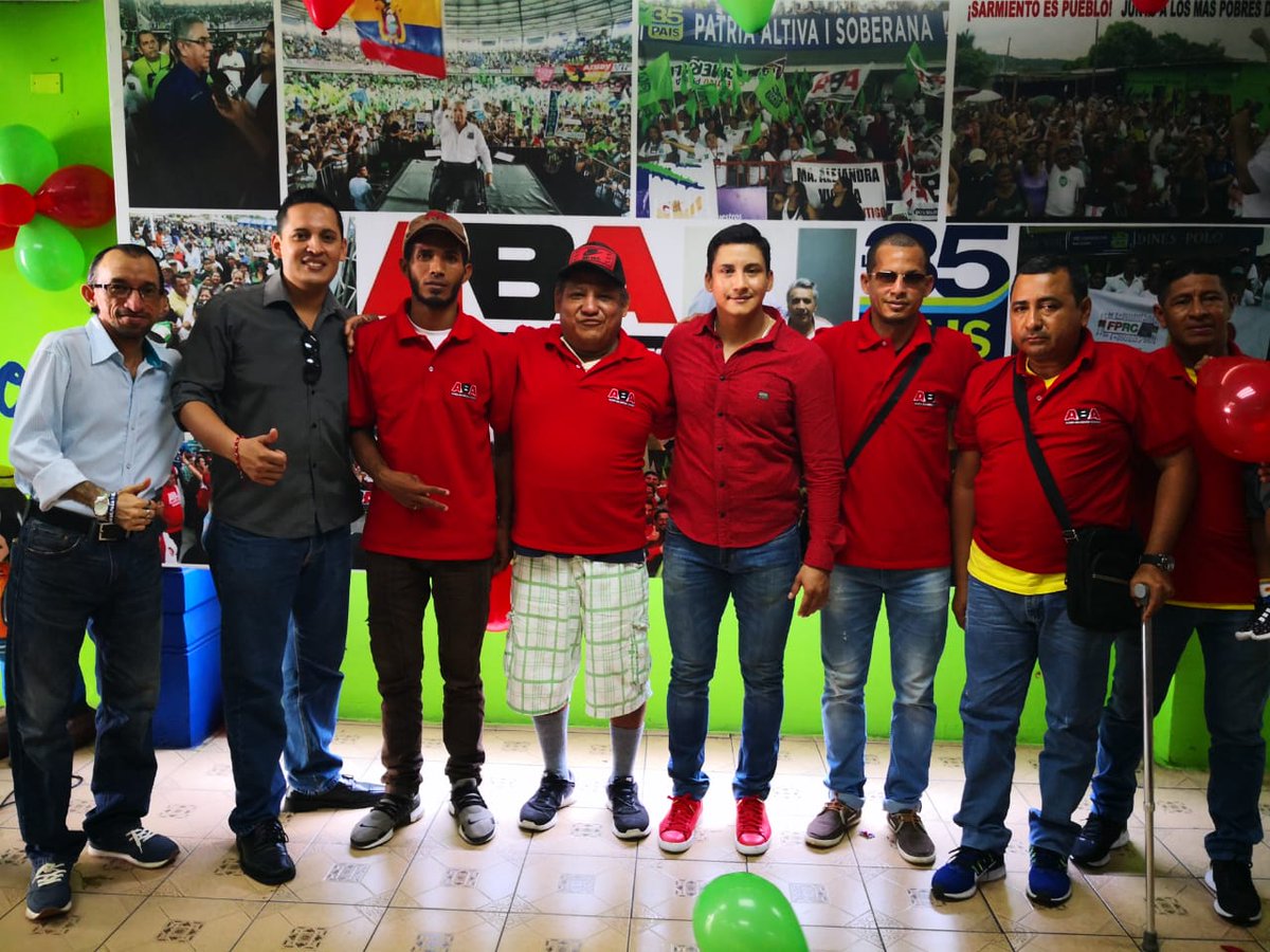 fprctic's tweet photo. Agasajo navideño para nuestros Estuvieron presentes 2 grandes lideres Dr. @fernandovicunai Presidente del FRENTE NACIONAL DE PROFESIONALES y el ab @Juanchaveza59Ba 
Que el nacimiento de nuestro NIÑO JESUS llene nuestros corazones ❤️🤩❤️ felices fiestas 🎊🎊🎉🎉 https://t.co/H5oK2lppqp