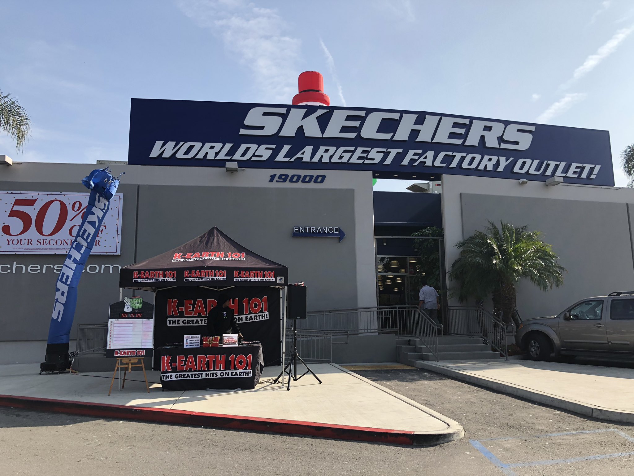 K-EARTH 101 on Twitter: "Our @kearth101 crew is at @SKECHERSUSA in Gardena with tickets, shirts and @smartfinal candy canes! Be on look out for other locations where our crew will be