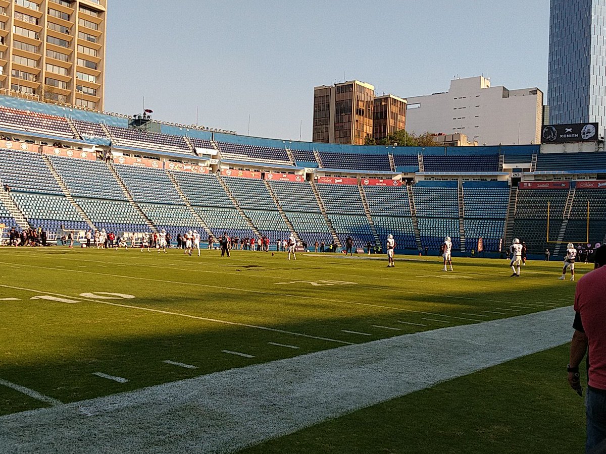 BaezLeyvaJ's tweet photo. El punto extra es bueno y el #West ya va arriba por 7 así el marcador en el estadio azul:
#WestC 7-0 #East
#WorldBowlMX https://t.co/oNzYYPvmlJ