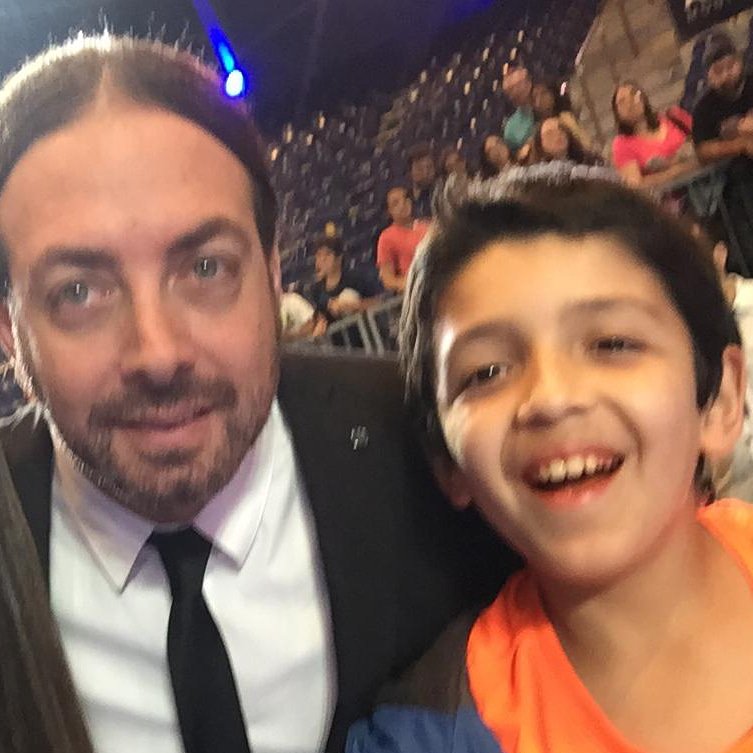 chalupachalon's tweet photo. Nicolás Massú un gran Ídolo!!! Que tiene tiempo para sacarse fotos con los peques @massu_tenis @massunico 

Una gran persona, gran tenista y un idolo

Me gustaría que volvieras a jugar!!! Gracias Nicolas https://t.co/VOOECzOsp0