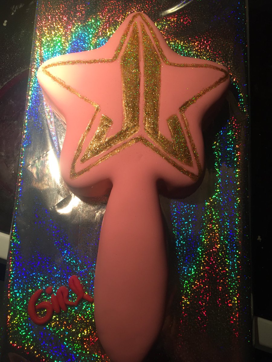 samreneexoxo's tweet photo. My sister made her co worker a @JeffreeStar mirror cake for her bday 😍😍 https://t.co/wsAlfUvhhg
