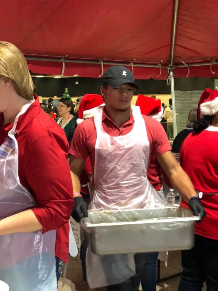 Got to spend some of my holiday spirit by giving away food to the less fortunate and to all the people that came today to help volunteer downtown at the HEB Feast 🥰❤️🌎