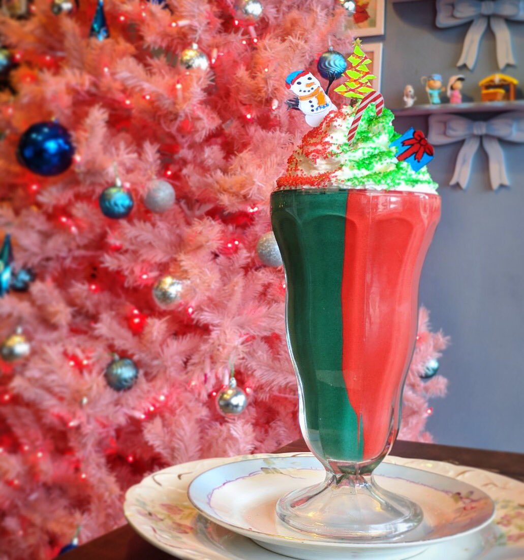 Say it ain’t snow!.... Stop the shopping madness and join us for a magical moment today! 🌲⛄️ ❄️ 🎅🏼 🍦 
•
#holiday #delicious #dessert #icecream #love #sweet #yummy #dessertporn #nomnom #miami