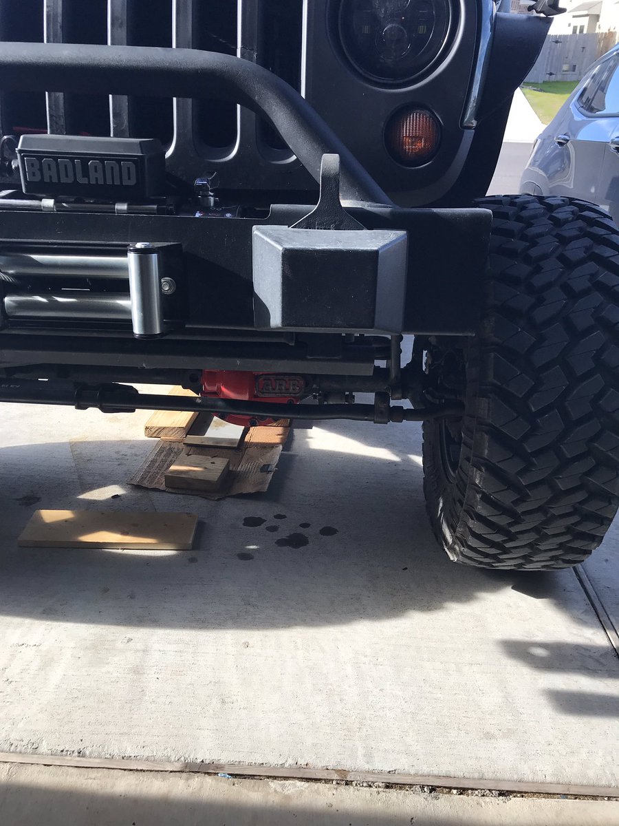 Dwin_911's tweet photo. Perks of owning a Jeep? You wake up to random puddles of fluid in your driveway 😫 #shesgettingold https://t.co/yqvzUydMc5