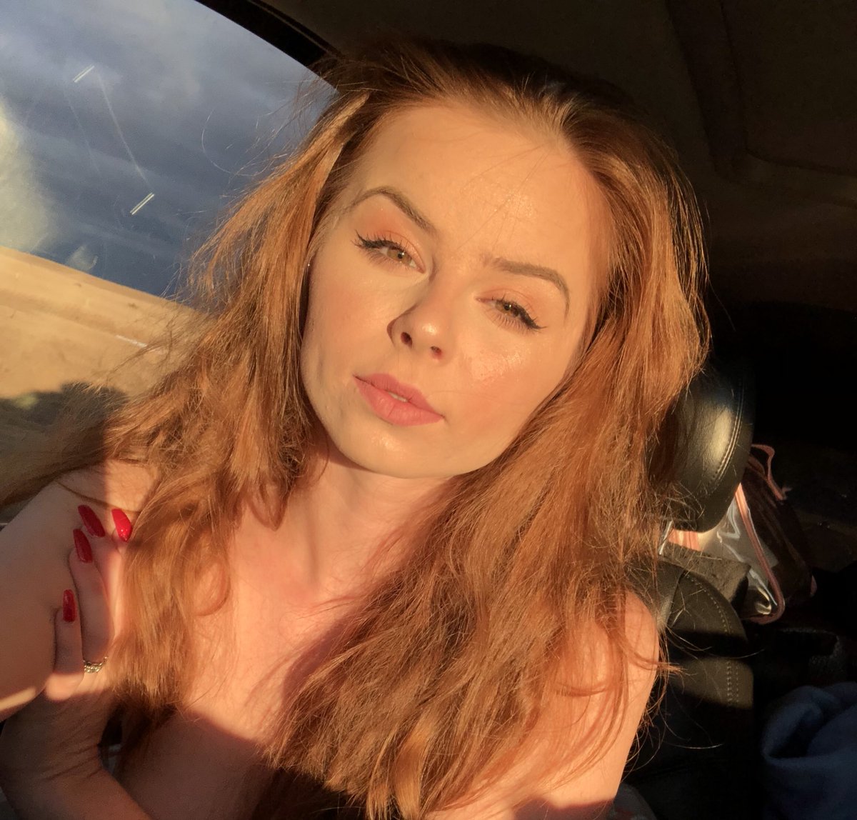 Amber__Ray's tweet photo. Wanted to share a picture of me, so here's three🌞👽 https://t.co/ZoYGMRLM5p