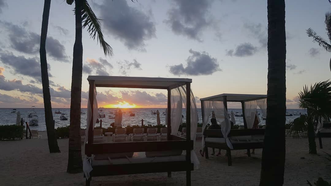 After a hard day of vacationing, make sure to reward yourself with a breathtaking ocean view. | photo: baek_75