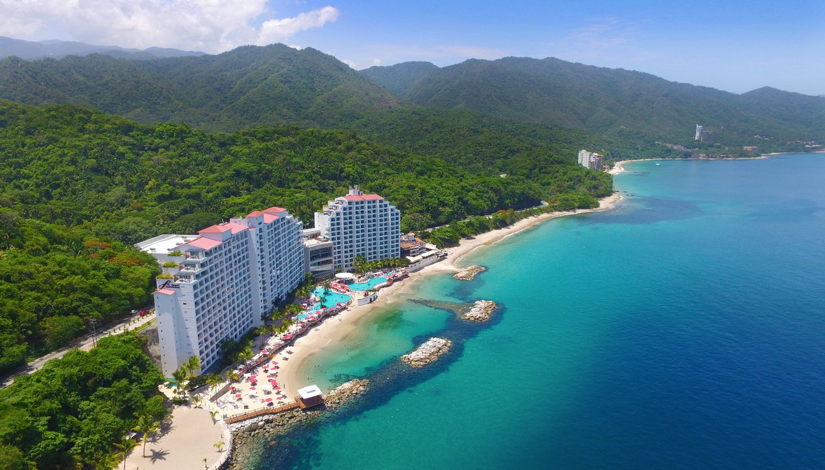 Palm trees and tropical breeze, all day, everyday. 🌞 #StayWithUs #GrandExperience #PuertoVallarta ☀️🌴